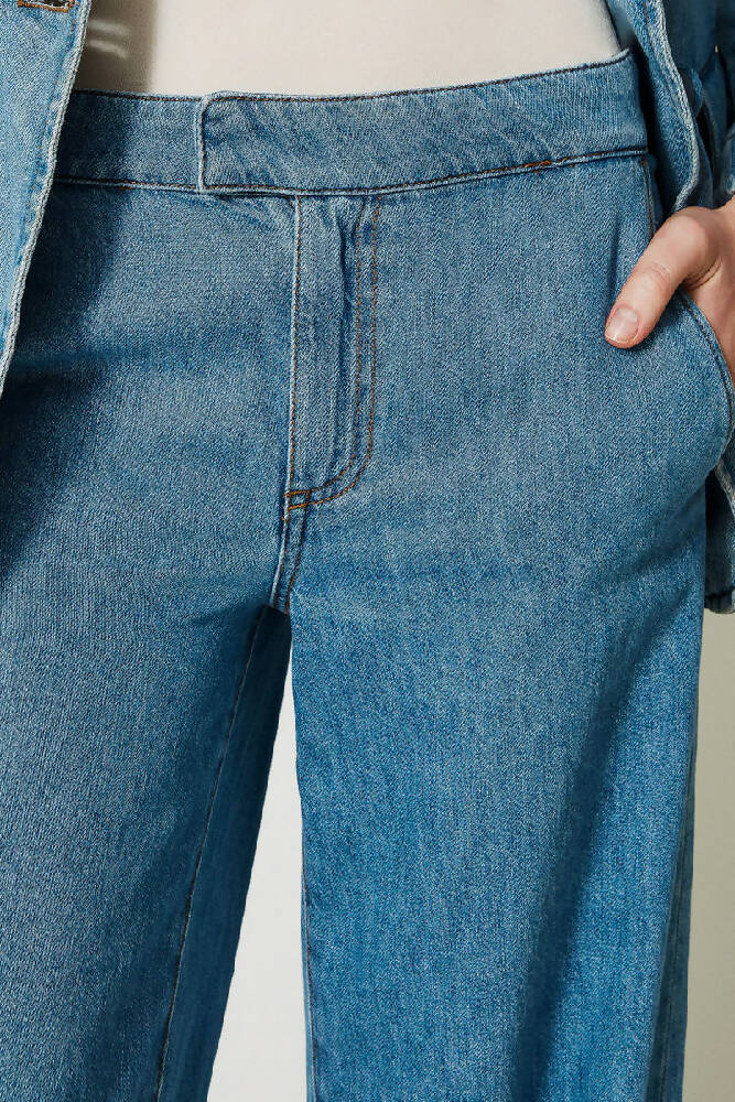 Jeans wide leg con vita regular